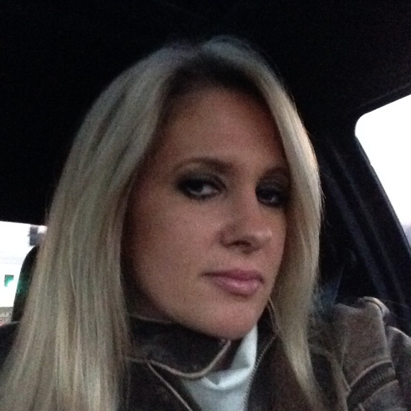 Meet your Posher, Cris - Picture 2 of 4